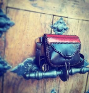 img_20170814_094722_443 riñonera de cuero hecho en españa estilo boho bolso original complementos de moda cartera de cuero marron y serpiente monedero de cuero hecho en españa cartera de piel de calidad tienda de cuero mochila de piel con alas mochila de cuero negra hecha a mano moda española vintage artesania de lujo piel de lujo marca española cuero de calidad clutch de piel animal print
