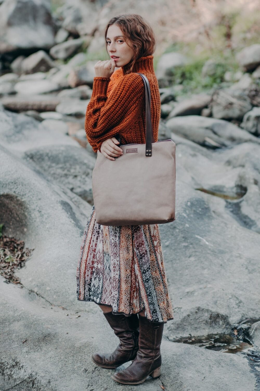 Bolso Artesanal Tote Marrón de Piel Estilo Vintage para Mujer Leonikapiel, Bandolera Marrón Exclusiva de Cuero Artesanal Hecho en España
