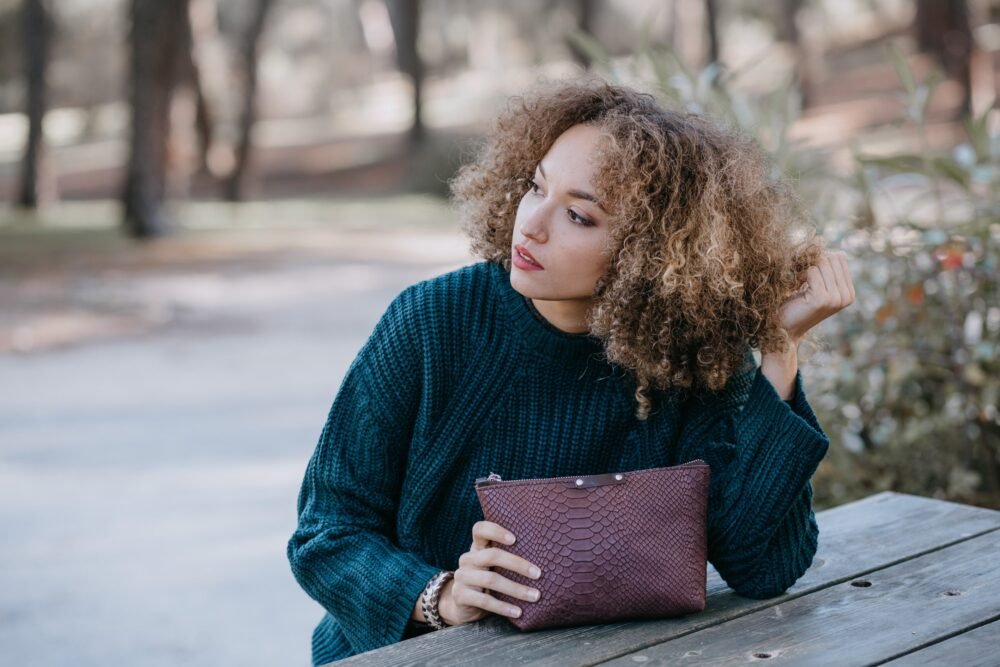 neceser de piel rojo granate, bolsa para cosmeticos rojo de cuero animal print hecho a mano en españa , moda española complementos de cuero bolsos originales , cartera para mujer rosa