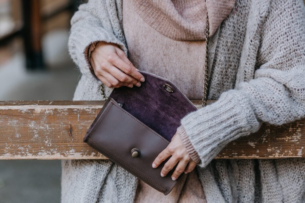 mini bolso de piel marron con animal print y correa bandolera con cadenas complemento perfecto para tu vestuario de verano o regalo de navidad, bolso para mujer pequeño con leopardo
