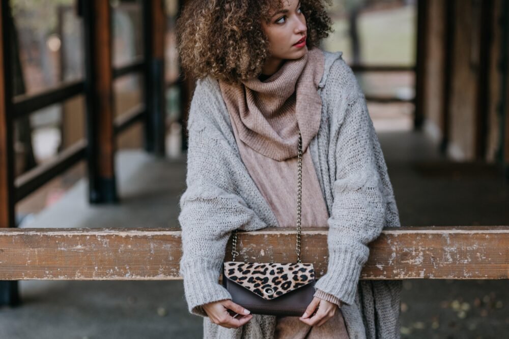 mini bolso de piel marron con animal print y correa bandolera con cadenas complemento perfecto para tu vestuario de verano o regalo de navidad, bolso para mujer pequeño con leopardo