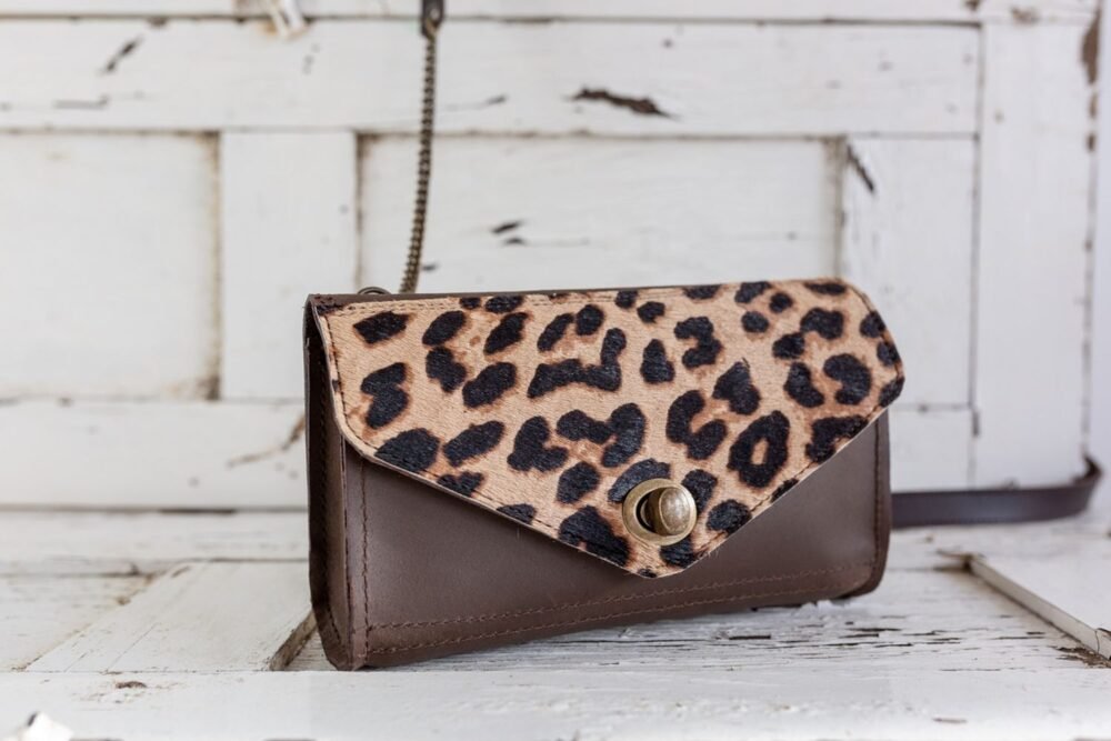 mini bolso de piel marron con animal print y correa bandolera con cadenas complemento perfecto para tu vestuario de verano o regalo de navidad, bolso para mujer pequeño con leopardo