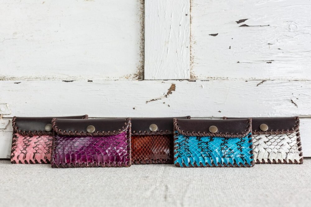 original monedero artesanal de piel con serpiente hechos a mano con piel de calidad estilo boho