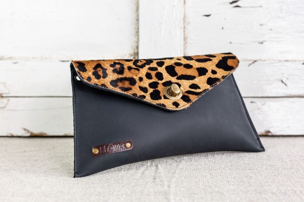 bolso leopardo leonika complemento perfecto bohemio, bandolera animal print artesanal diferente hecho a mano con piel de calidad , tienda de cuero español