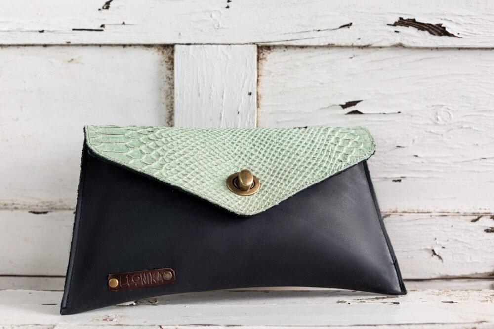 bolso piel verde tipo sobre de moda , bandolera rosa bonita hecha a mano con piel