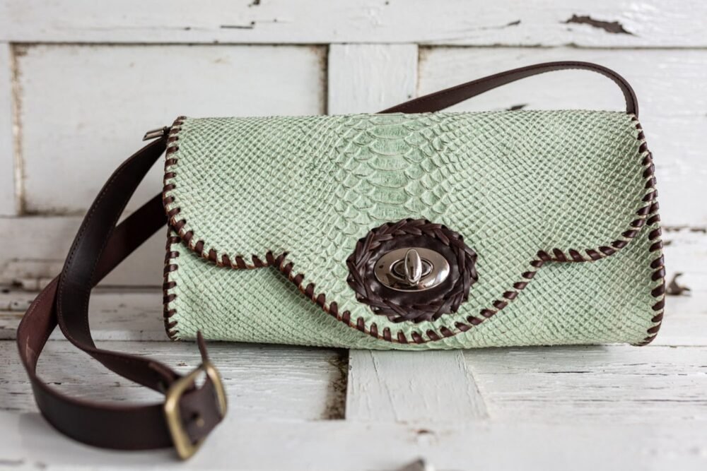 bolso artesanal de cuero verde, bolso de piel artesanal boho hecho en españa, creatividad artesania y diseño, bandolera para mujer artesanal