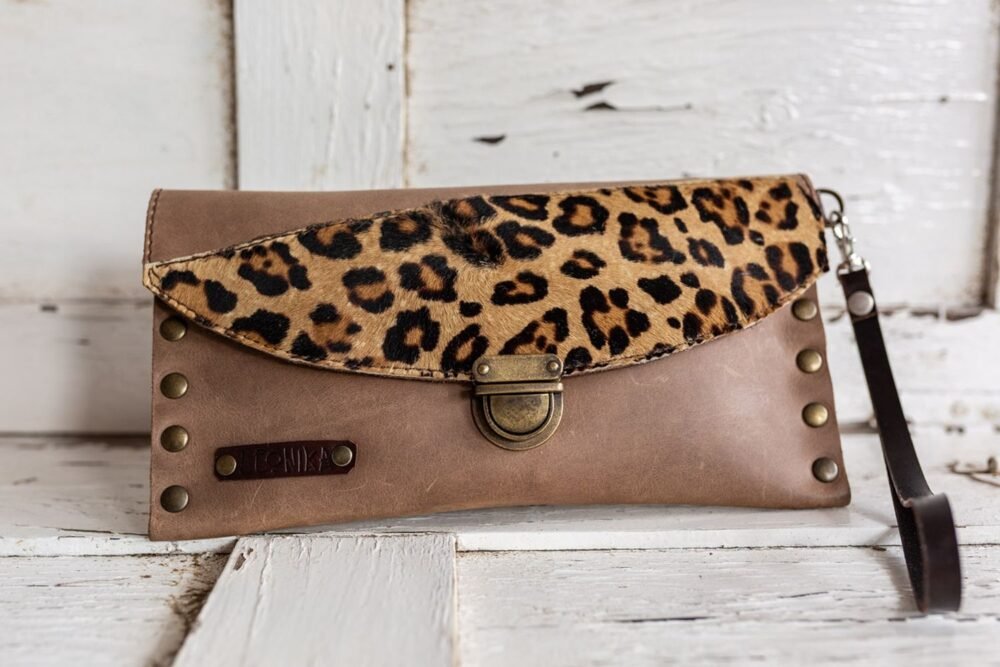 cartera de leopardo para mujer de piel marron artesanal estilo boho con tachuelas estilo rockero hecha en españa, monedero animal print artesania de lujo española con piel de calidad, monero tarjetero para mujer estilo bohemio complemento perfecto para ir a cenar