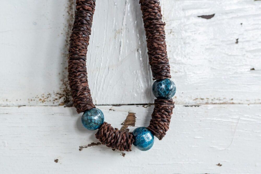 collar de cuero con semillas azules, choker de piel estilo boho , collar para verano