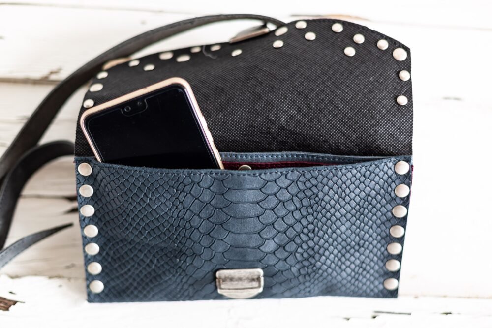 iñonera de piton artesanal hecha en españa estilo boho , complementos de moda artesania de lujo, cartera de cuero marron y serpiente hecho en españa, tienda de piel y animal print