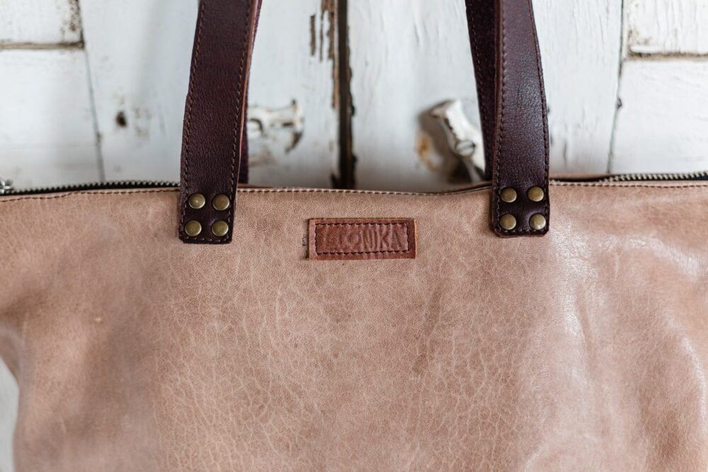tote de piel , bolso tote de cuero marron boho, bandolera de cuero hecho a mano en españa , cartera de piel de calidad , artesania de lujo tienda de cuero