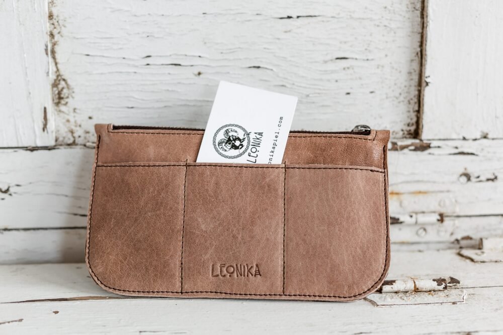 cartera de cuero marron artesanal estilo boho hecha en españa, artesania de lujo española con piel de calidad, monedero bohemio regalo perfecto para mujer, cartera de piel barata hecha en españa