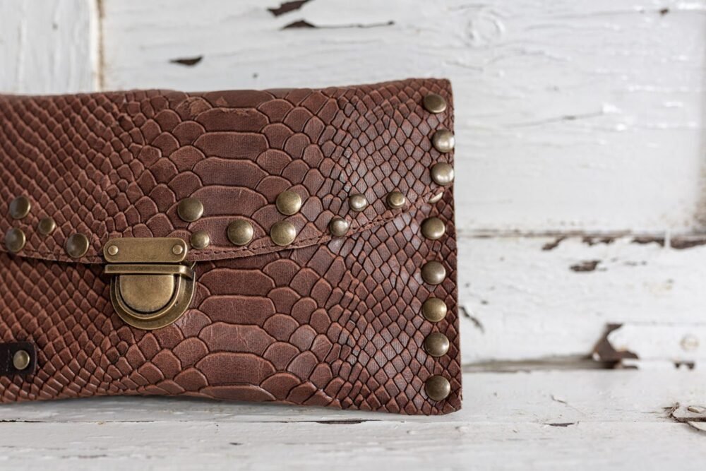 riñonera de cocodrilo de moda , monedero animal print bonito , bolso para la cintura hecho en españa estilo boho , cartera original complementos de moda cartera de cuero marron y serpiente monedero de cuero hecho en españa cartera de piel de calidad tienda de cuero , moda española vintage artesania de lujo
