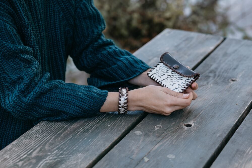 original monedero artesanal de piel con serpiente hechos a mano con piel de calidad estilo boho