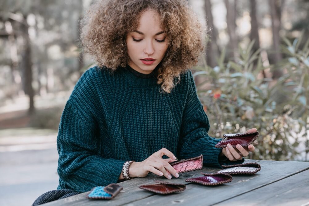 cartera monedero artesanal rosa de piel de vacuno de curtición vegetal con serpiente hechos a mano con piel de calidad estilo boho
