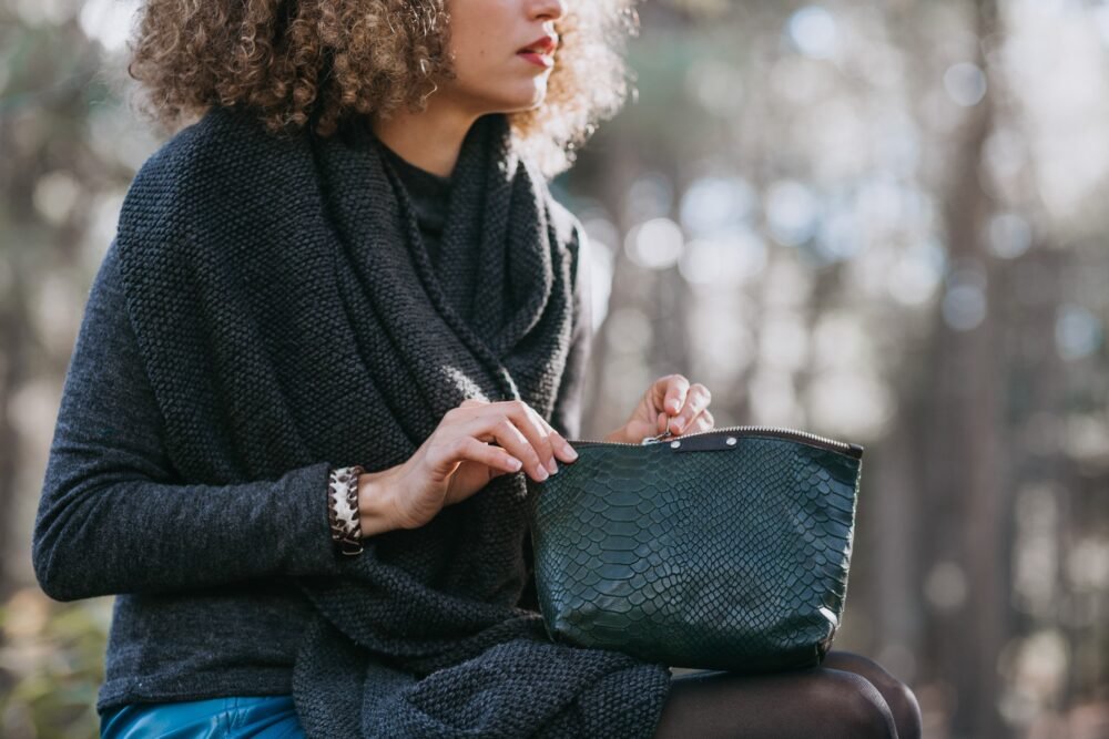neceser de piel verde, bolsa para cosméticos animal print, clutch de cuero animal print hecho a mano en españa moda española complementos de cuero bolsos originales cartera para mujer de moda