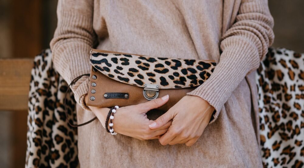 cartera de leopardo para mujer de piel marron artesanal estilo boho con tachuelas estilo rockero hecha en españa, monedero animal print artesania de lujo española con piel de calidad, monero tarjetero para mujer estilo bohemio complemento perfecto para ir a cenar