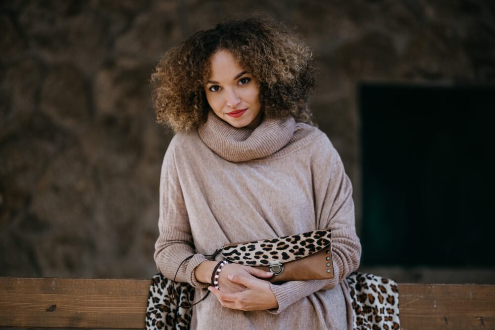 cartera de leopardo para mujer de piel marron artesanal estilo boho con tachuelas estilo rockero hecha en españa, monedero animal print artesania de lujo española con piel de calidad, monero tarjetero para mujer estilo bohemio complemento perfecto para ir a cenar