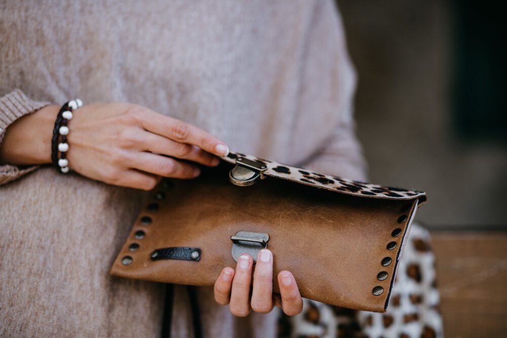 cartera de leopardo para mujer de piel marron artesanal estilo boho con tachuelas estilo rockero hecha en españa, monedero animal print artesania de lujo española con piel de calidad, monero tarjetero para mujer estilo bohemio complemento perfecto para ir a cenar
