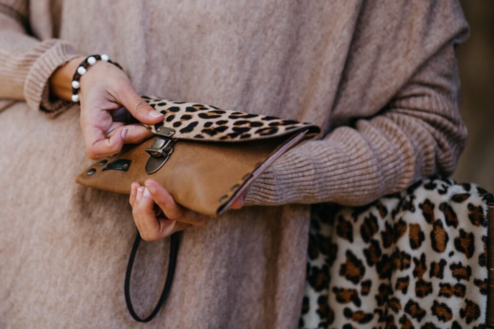 cartera de leopardo para mujer de piel marron artesanal estilo boho con tachuelas estilo rockero hecha en españa, monedero animal print artesania de lujo española con piel de calidad, monero tarjetero para mujer estilo bohemio complemento perfecto para ir a cenar