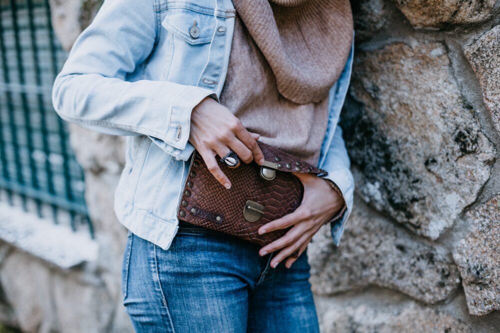 iñonera de piton artesanal hecha en españa estilo boho , complementos de moda artesania de lujo, cartera de cuero marron y serpiente hecho en españa, tienda de piel y animal print
