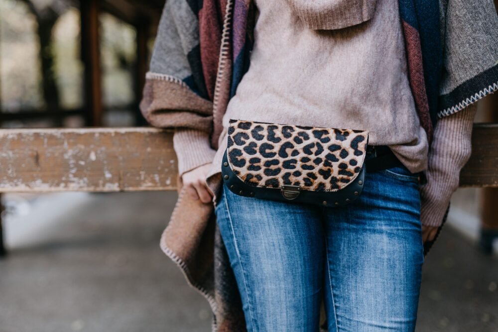 iñonera de piton artesanal hecha en españa estilo boho , complementos de moda artesania de lujo, cartera de cuero marron y serpiente hecho en españa, tienda de piel y animal print