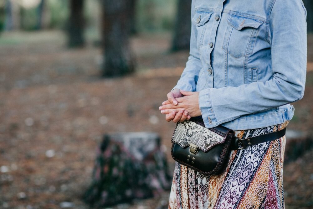 iñonera de piton artesanal hecha en españa estilo boho , complementos de moda artesania de lujo, cartera de cuero marron y serpiente hecho en españa, tienda de piel y animal print
