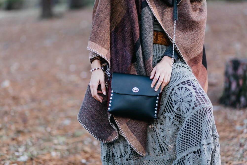 bolso negro y rojo con tachuelas, bandolera con cadenas artesanal estilo boho