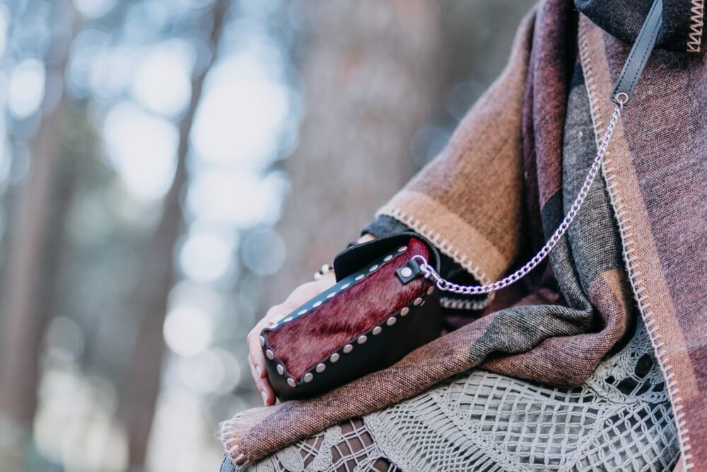 bolso negro y rojo con tachuelas, bandolera con cadenas artesanal estilo boho