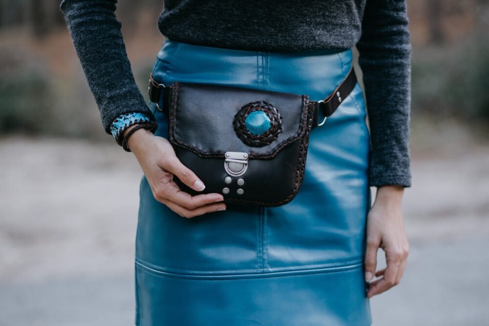 iñonera de piton artesanal hecha en españa estilo boho , complementos de moda artesania de lujo, cartera de cuero marron y serpiente hecho en españa, tienda de piel y animal print