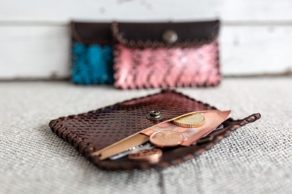 cartera de cuero marron artesanal estilo boho hecha en españa, artesania de lujo española con piel de calidad, monedero bohemio regalo perfecto para mujer, cartera de piel barata hecha en españa