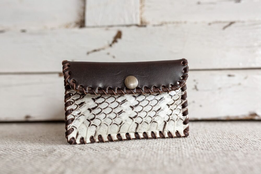 original monedero artesanal de piel con serpiente hechos a mano con piel de calidad estilo boho