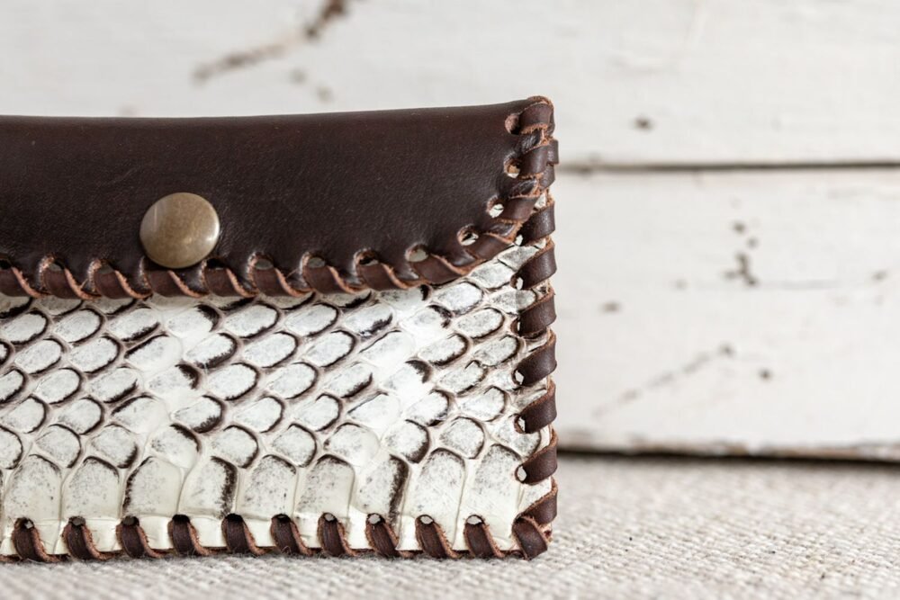 original monedero artesanal de piel con serpiente hechos a mano con piel de calidad estilo boho