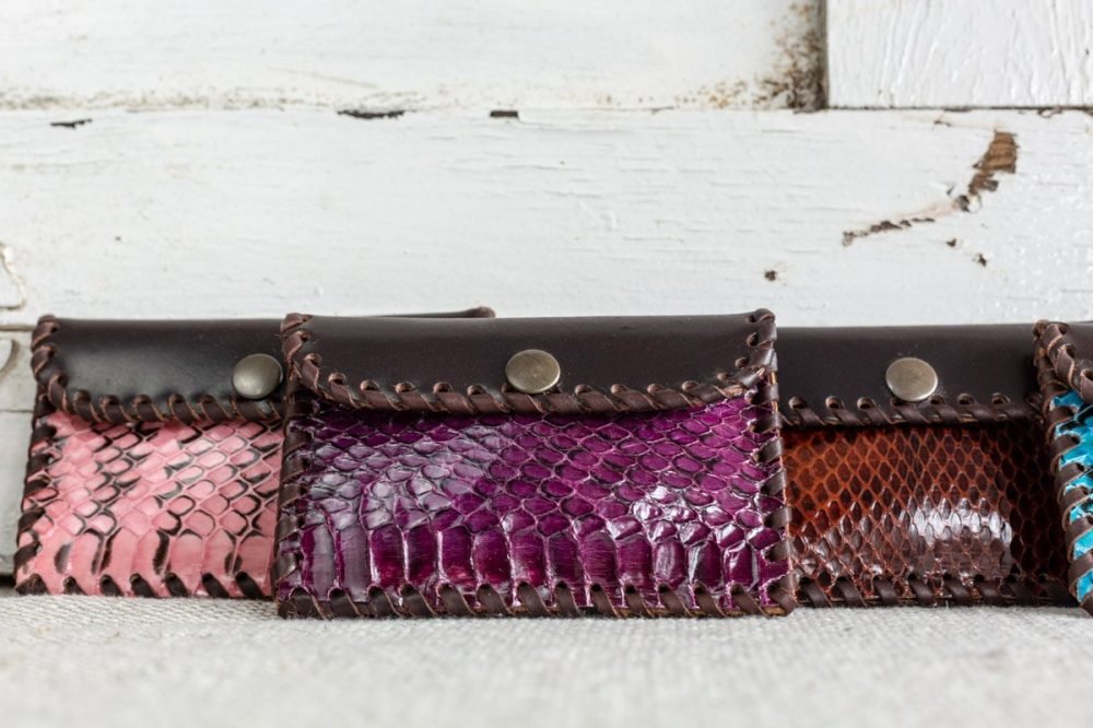 cartera monedero artesanal rosa de piel de vacuno de curtición vegetal con serpiente hechos a mano con piel de calidad estilo boho