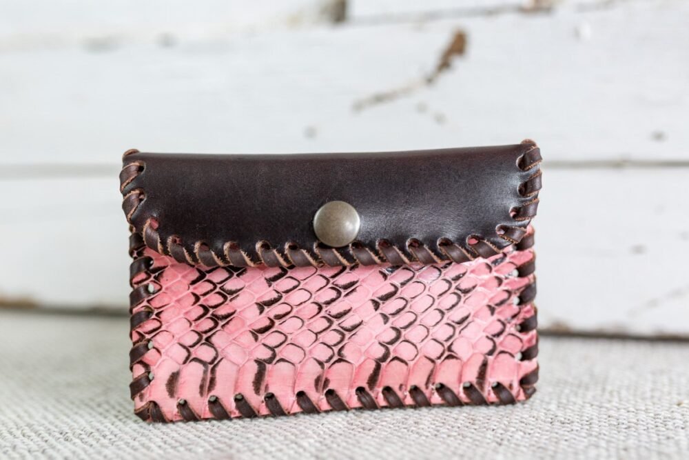 cartera monedero artesanal rosa de piel de vacuno de curtición vegetal con serpiente hechos a mano con piel de calidad estilo boho