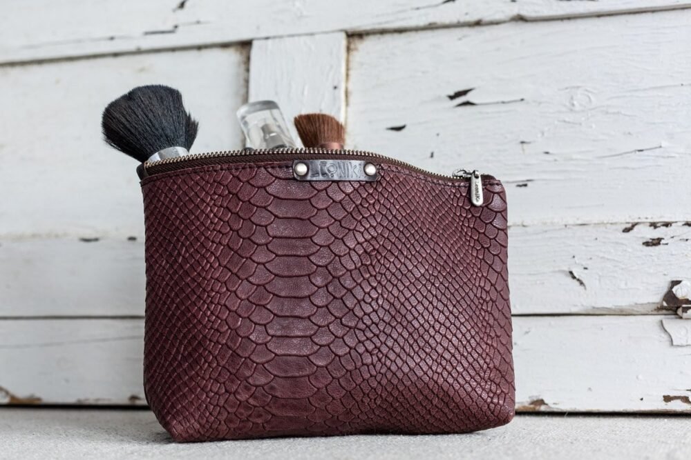 neceser de piel rojo granate estampado de serpiente, bolsa para cosméticos animal print, clutch de cuero animal print hecho a mano en españa moda española complementos de cuero bolsos originales cartera para mujer estilo boho