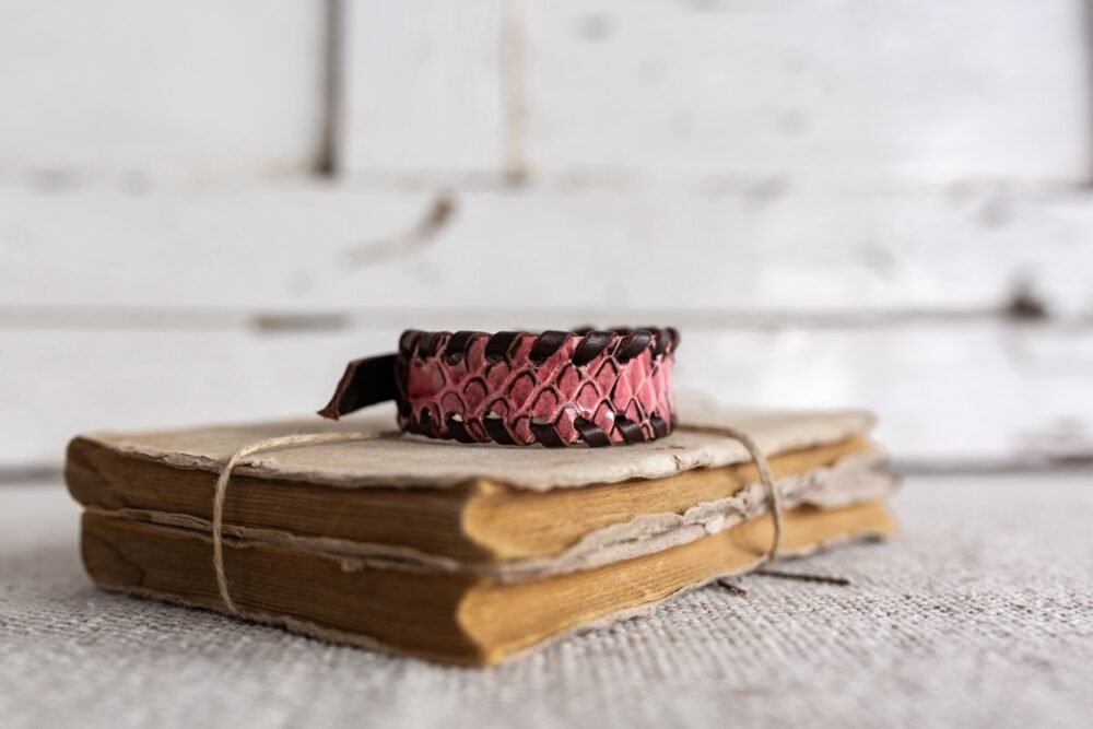 pulsera de serpiente rosa estilo boho street style hecho en madrid pulsera de zamak pulsera de cuero pulsera de hombre pulsera de moda hecho a mano brazalete de piel de serpiente pulsera de serpiente blanca complementos de hombre regalo perfecto regalo original navidad dia del padre artesania de lujo