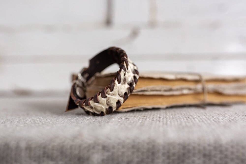 pulsera de serpiente azul estilo boho street style hecho en madrid pulsera de zamak pulsera de cuero pulsera de hombre pulsera de moda hecho a mano brazalete de piel de serpiente pulsera de serpiente blanca complementos de hombre regalo perfecto regalo original navidad dia del padre artesania de lujo