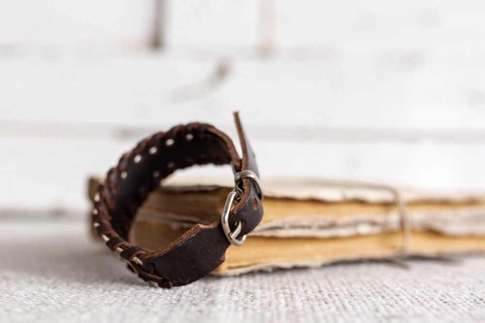 pulsera de serpiente azul estilo boho street style hecho en madrid pulsera de zamak pulsera de cuero pulsera de hombre pulsera de moda hecho a mano brazalete de piel de serpiente pulsera de serpiente blanca complementos de hombre regalo perfecto regalo original navidad dia del padre artesania de lujo
