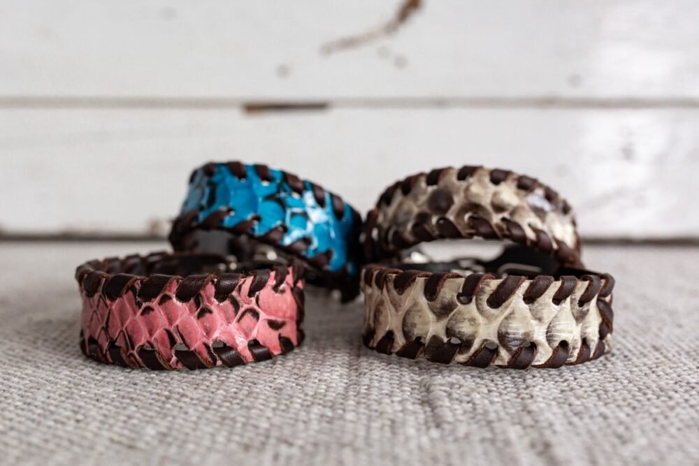 pulsera de serpiente azul estilo boho street style hecho en madrid pulsera de zamak pulsera de cuero pulsera de hombre pulsera de moda hecho a mano brazalete de piel de serpiente pulsera de serpiente blanca complementos de hombre regalo perfecto regalo original navidad dia del padre artesania de lujo