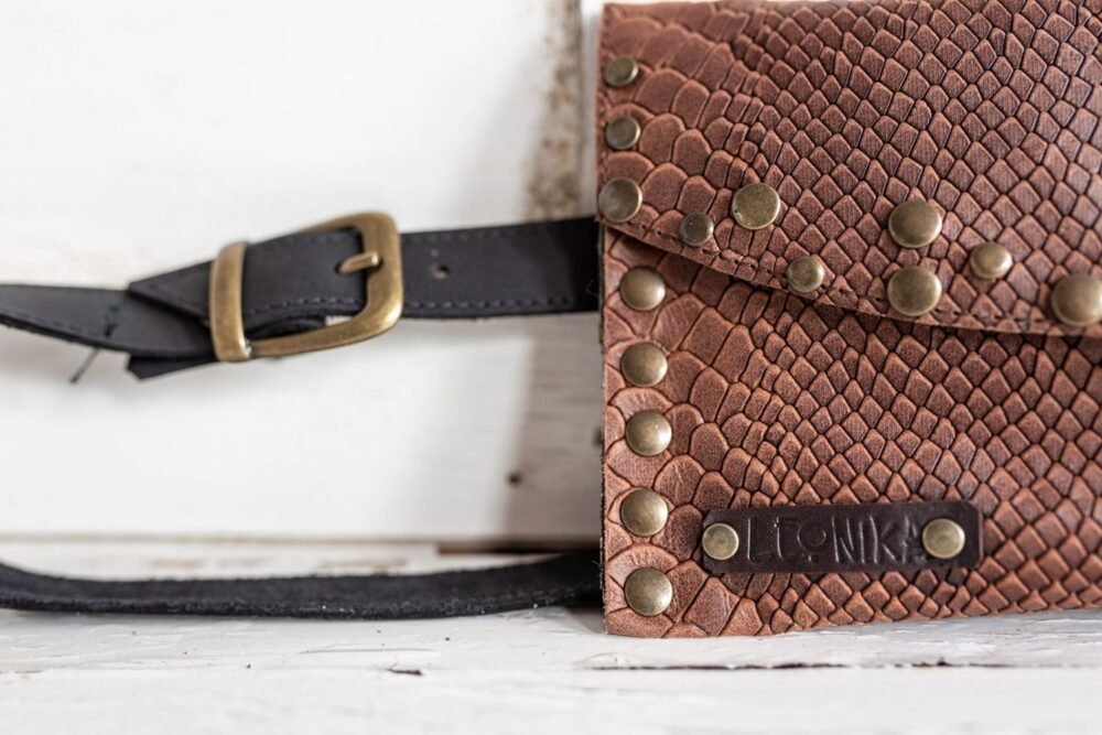 riñonera de cuero de moda con animal print, bolso para la cintura hecho en españa estilo boho , cartera original complementos de moda cartera de cuero marron y serpiente monedero de cuero hecho en españa cartera de piel de calidad tienda de cuero , moda española vintage artesania de lujo
