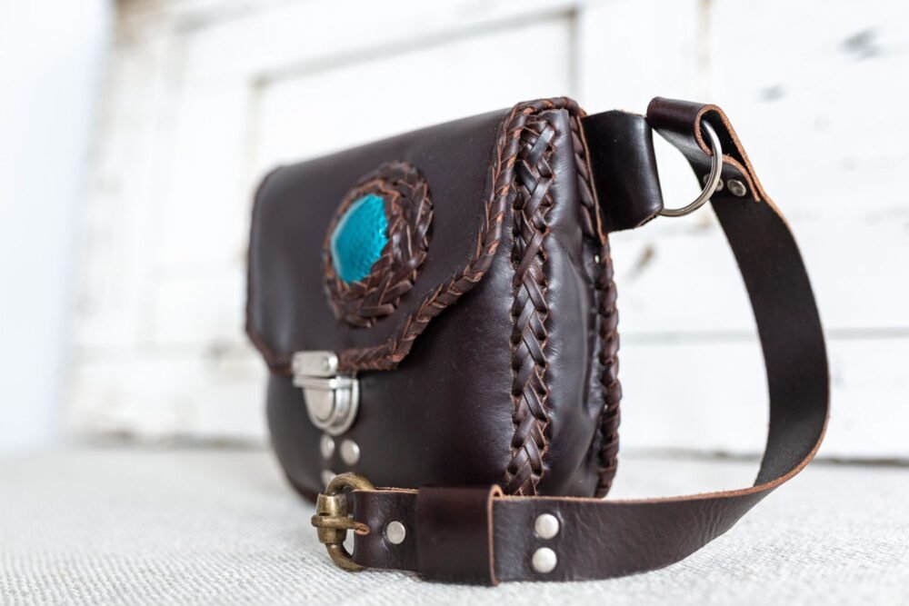iñonera de piton artesanal hecha en españa estilo boho , complementos de moda artesania de lujo, cartera de cuero marron y serpiente hecho en españa, tienda de piel y animal print