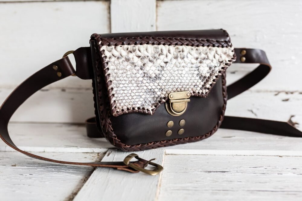iñonera de piton artesanal hecha en españa estilo boho , complementos de moda artesania de lujo, cartera de cuero marron y serpiente hecho en españa, tienda de piel y animal print