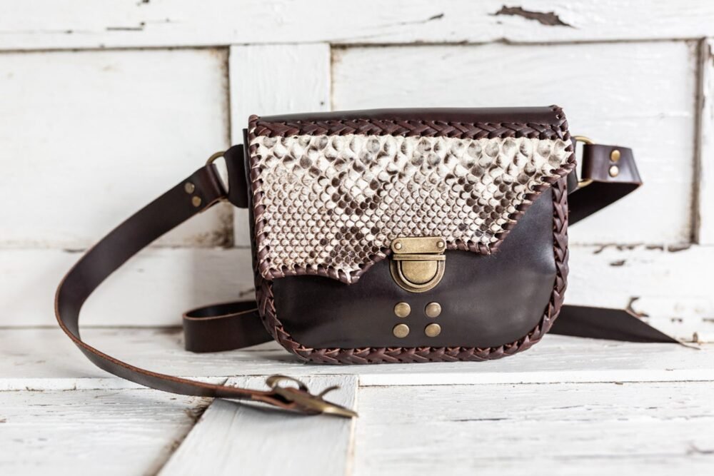 iñonera de piton artesanal hecha en españa estilo boho , complementos de moda artesania de lujo, cartera de cuero marron y serpiente hecho en españa, tienda de piel y animal print