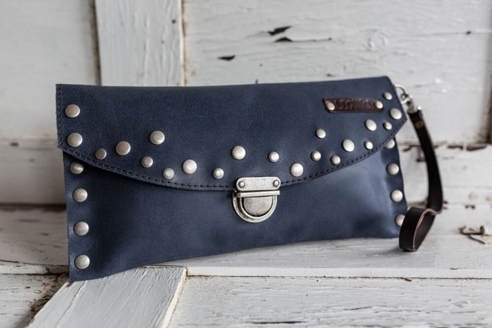 cartera de piel azul clutch estilo boho de cuero cuero vintage maletin de animal print hecho en españa cuero español artesania de lujo riñonera de cuero hecha a mano cartera de piel cosida a mano artesania clutch de animal print estampado de serpiente bolso boho de piel hecho a mano bolso de cuero negro con flecos bandolera de mujer bolsos de moda cartera de piel estilo original moda hecho en españa cartera de piel cartera de serpiente monedero de cuero moda española hecho en madrid diseño original estilo boho carteras bohemias hechas en madrid, complementos perfectos y originales