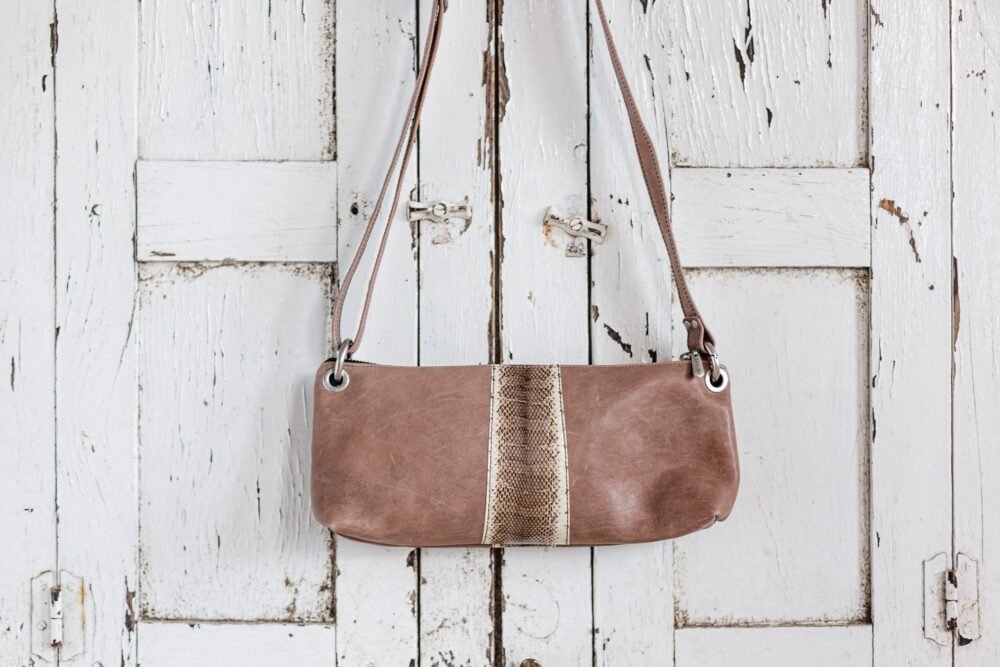 bolso baguette marron de cuero marron y serpiente vintage maletin de animal print hecho en españa cuero español artesania de lujo riñonera de cuero hecha a mano cartera de piel cosida a mano artesania clutch de animal print estampado de serpiente bolso boho de piel hecho a mano bolso de cuero negro con flecos bandolera de mujer bolsos de moda cartera de piel estilo original moda hecho en españa cartera de piel cartera de serpiente monedero de cuero moda española hecho en madrid diseño original estilo boho carteras bohemias leopardo leopard bolso animal print de leopardo