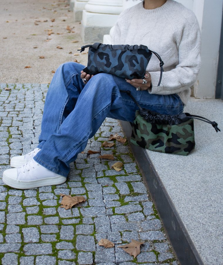 Bolso pelo azul, bolso camuflaje azul, bolso fruncido de piel, bolso cuero azul y negro, bolso fruncido hecho a mano Leonika piel