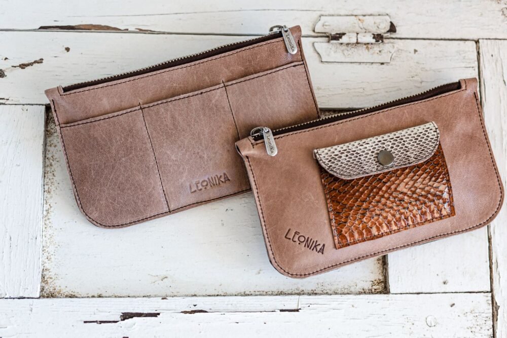 cartera de piel marron clutch estilo boho de cuero vintage con animal print hecho en españa cuero español artesania de lujo riñonera de cuero hecha a mano cartera de piel cosida a mano artesania clutch de animal print estampado de serpiente bolso boho de piel hecho a mano bolso de cuero negro con flecos bandolera de mujer bolsos de moda cartera de piel estilo original moda hecho en españa cartera de piel cartera de serpiente monedero de cuero moda española hecho en madrid diseño original estilo boho carteras bohemias