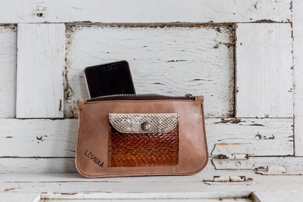 cartera de piel marron clutch estilo boho de cuero vintage con animal print hecho en españa cuero español artesania de lujo riñonera de cuero hecha a mano cartera de piel cosida a mano artesania clutch de animal print estampado de serpiente bolso boho de piel hecho a mano bolso de cuero negro con flecos bandolera de mujer bolsos de moda cartera de piel estilo original moda hecho en españa cartera de piel cartera de serpiente monedero de cuero moda española hecho en madrid diseño original estilo boho carteras bohemias
