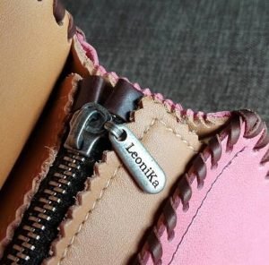 seccion-quienes-somos3 ferias de artesania en españa artesania de calidad bolso cosido a mano verde moda española artistas emergentes bolsos originales modelos españolas bolsos de mujer bolsos para regalar hecho en españa bolso azul de piel con serpiente estilo boho de piel baguette hecho a mano artesania española como se hace taller de cuero baul de cuero marron vintage maletin de animal print hecho en españa cuero español artesania de lujo riñonera de cuero hecha a mano cartera de piel cosida a mano artesania clutch de animal print estampado de serpiente bolso boho de piel hecho a mano bolso de cuero negro con flecos bandolera de mujer bolsos de moda cartera de piel estilo original moda hecho en españa cartera de piel cartera de serpiente monedero de cuero moda española hecho en madrid diseño original estilo boho carteras bohemias leopardo leopardo bolso animal print de leopardo estilo gypsi estilo romantico