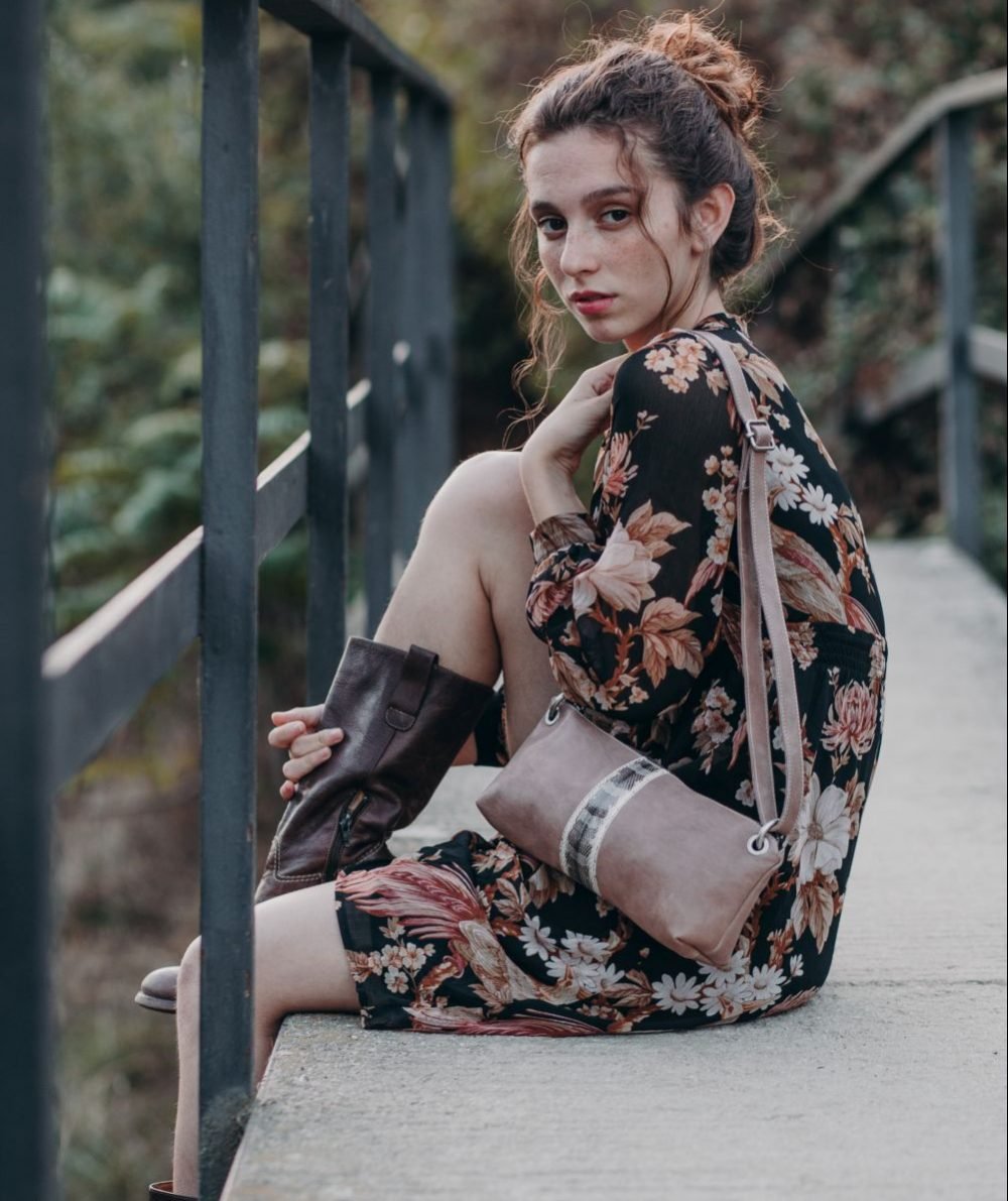 moda española artistas emergentes bolsos originales modelos españolas bolsos de mujer bolsos para regalar hecho en españa bolso marron boho de piel baguette hecho a mano artesania española como se hace taller de cuero baul de cuero marron vintage maletin de animal print hecho en españa cuero español artesania de lujo riñonera de cuero hecha a mano cartera de piel cosida a mano artesania clutch de animal print estampado de serpiente bolso boho de piel hecho a mano bolso de cuero negro con flecos bandolera de mujer bolsos de moda cartera de piel estilo original moda hecho en españa cartera de piel cartera de serpiente monedero de cuero moda española hecho en madrid diseño original estilo boho carteras bohemias leopardo leopardo bolso animal print de leopardo